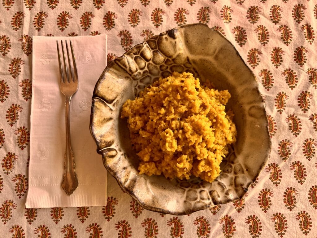 A bowl of food on top of a table.